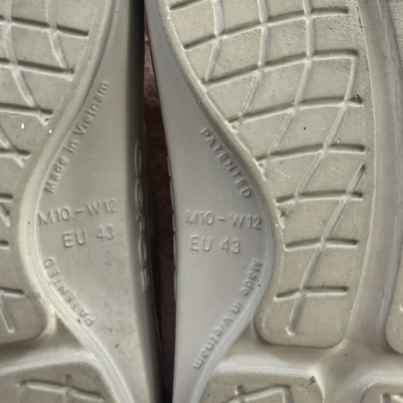 Oofos flip flops. Beige. Men’s 10 women’s 12 - Picture 3 of 3